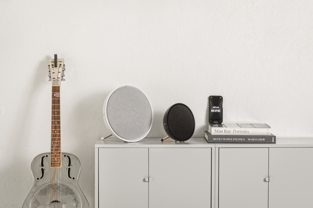 Defunc HOME vit gitarr 03.jpg